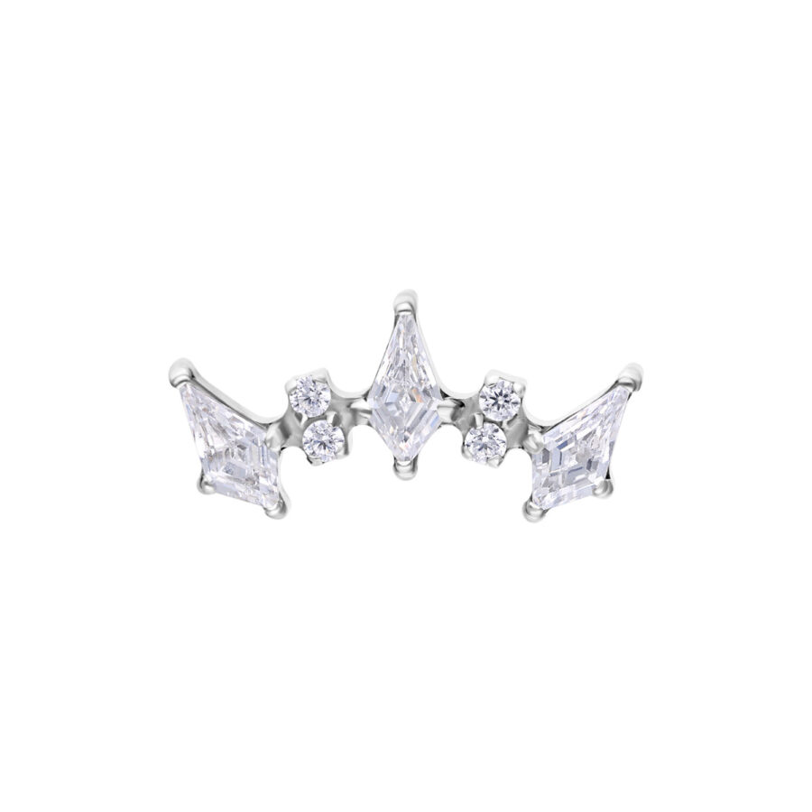 Accesorio de piercing plateado con cristales claros en forma de corona sobre fondo blanco
