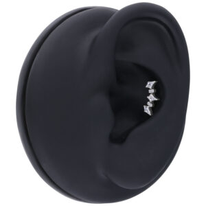 Modelo de oreja negra con piercing de cristal kiter plateado en el hélix