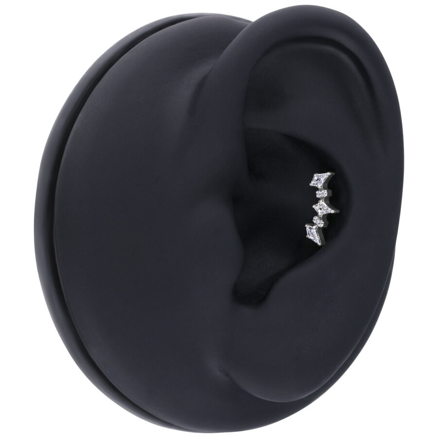 Modelo de oreja negra con piercing de cristal kiter plateado en el hélix