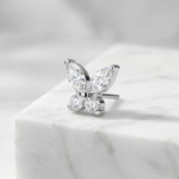Adorno de mariposa de plata con cristales Adorno de mariposa de plata con cristales claros sobre mármol
