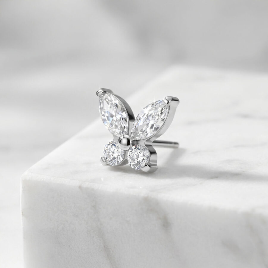 Adorno de mariposa de plata con cristales claros sobre mármol