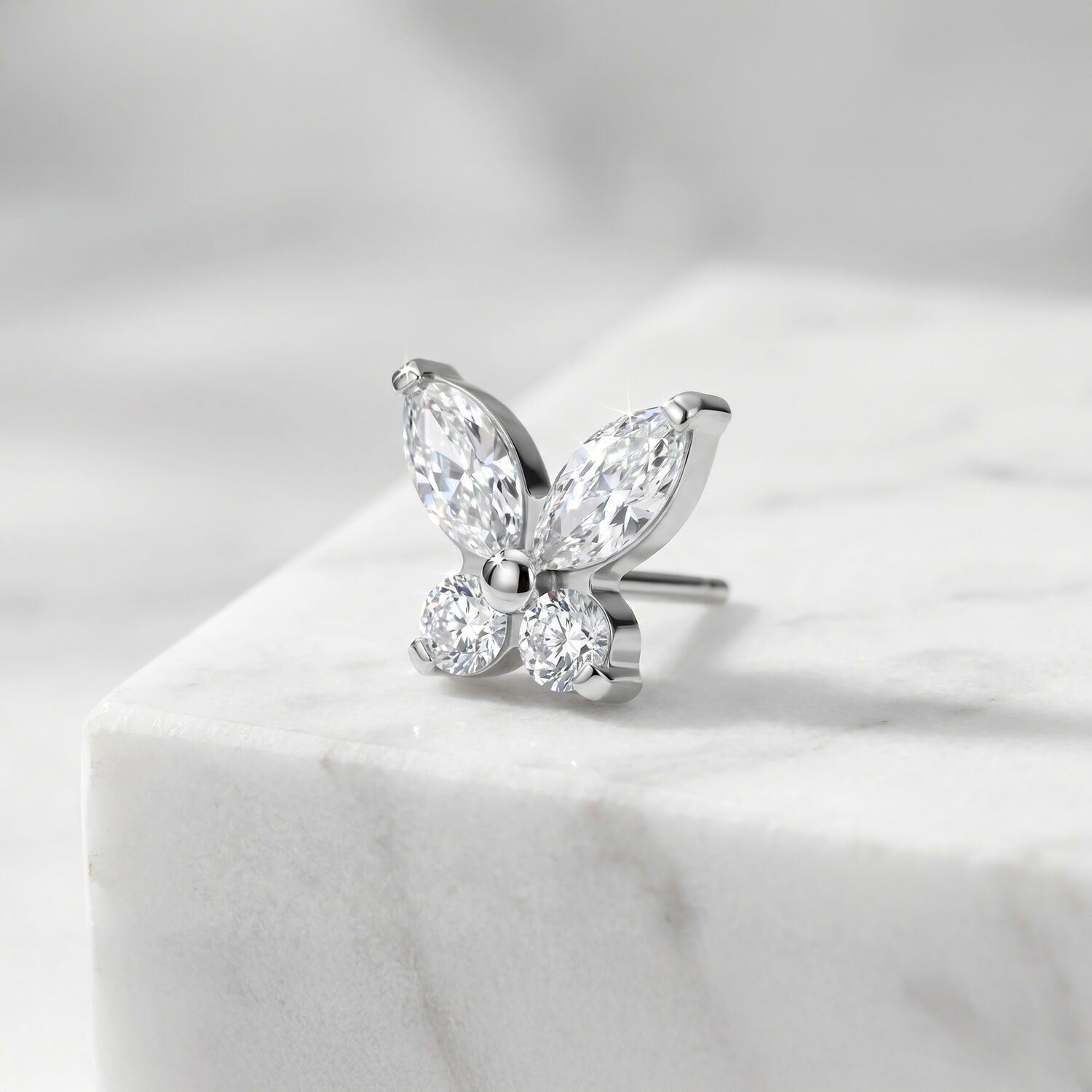 Adorno de mariposa de plata con cristales Adorno de mariposa de plata con cristales claros sobre mármol