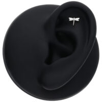 Aro de Piercing Libélula de Oro Blanco Modelo de oreja negra con accesorio de libélula en oro blanco