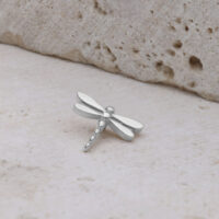 Adjunto de libélula de oro blanco de titanio Adjunto de libélula de oro blanco de titanio sobre piedra clara