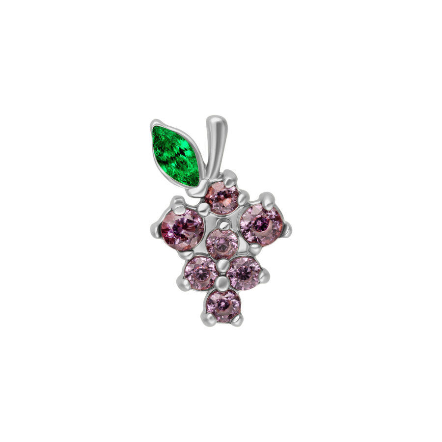 Accesorio de piercing plateado en forma de uvas con hoja verde y piedras rosas sobre fondo blanco