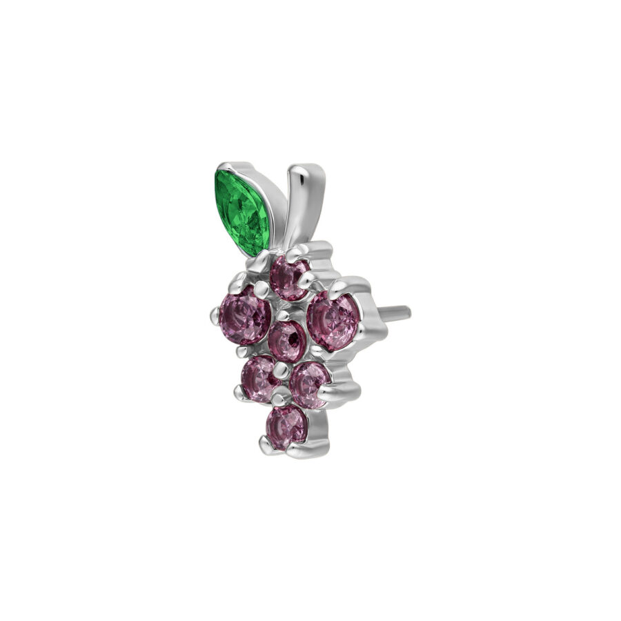 Accesorio plateado en forma de uvas con piedras verdes y rosas sobre fondo blanco