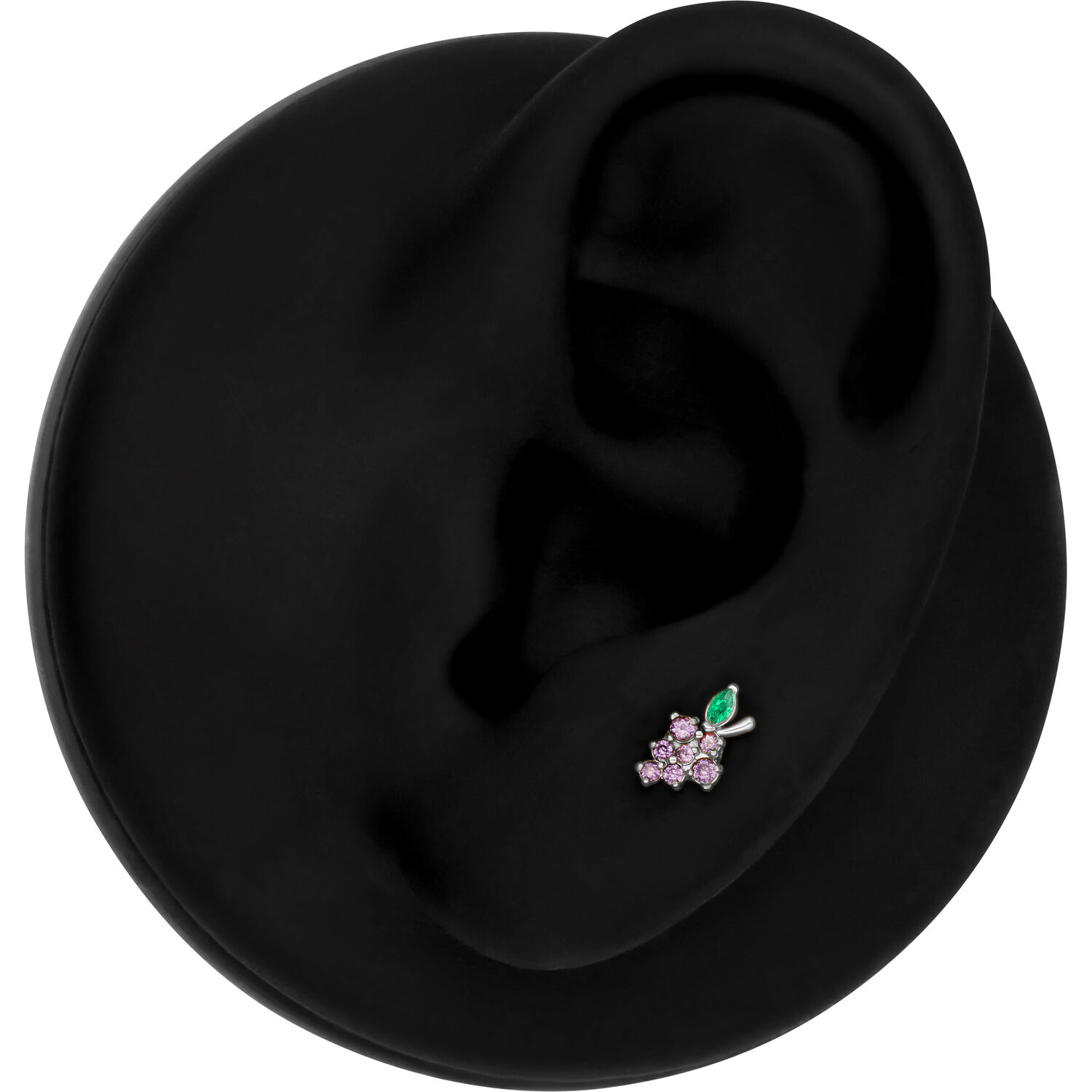Push Fit Grape accesorio con piedras moradas Accesorio de piercing plateado en forma de uva con piedras moradas y verdes en un modelo de oreja negra