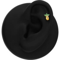 Aplique de Piña Dorada para Piercing Aplique de piña dorada con hojas verdes en un display negro para oreja