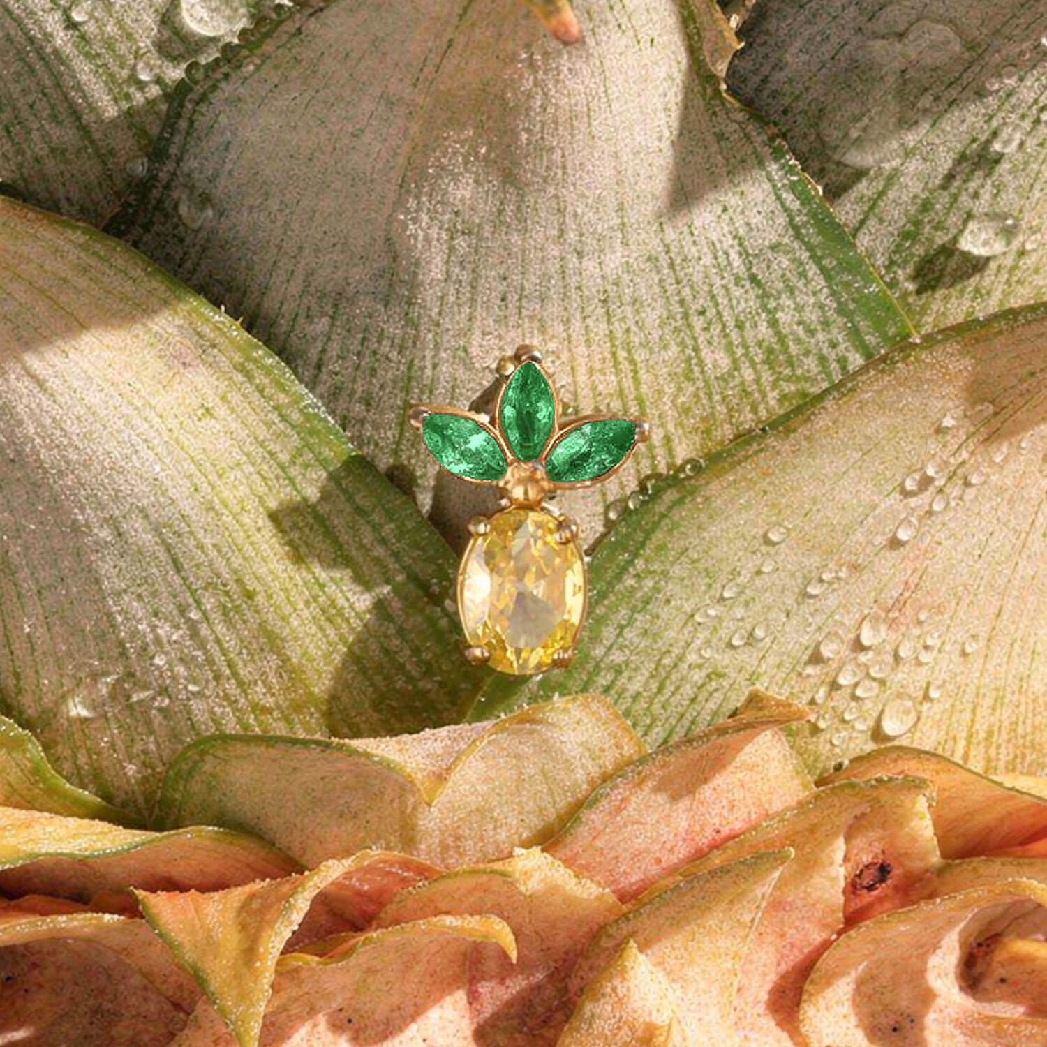 Accesorio de piercing de piña dorada con hojas verdes Accesorio de piercing de piña dorada con tres hojas verdes sobre cáscara de piña