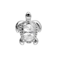 Accesorio de piercing de tortuga plateada Accesorio de tortuga plateada con cristal ovalado sobre fondo blanco