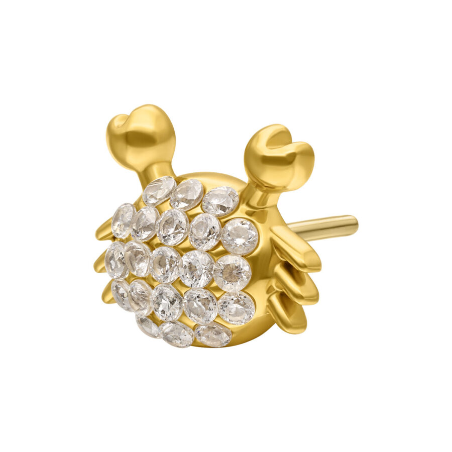 Aplique de cangrejo dorado con piedras de circonita brillantes sobre fondo blanco