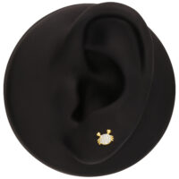 Accesorio de cangrejo dorado con piedras brillantes en un modelo de oreja negra