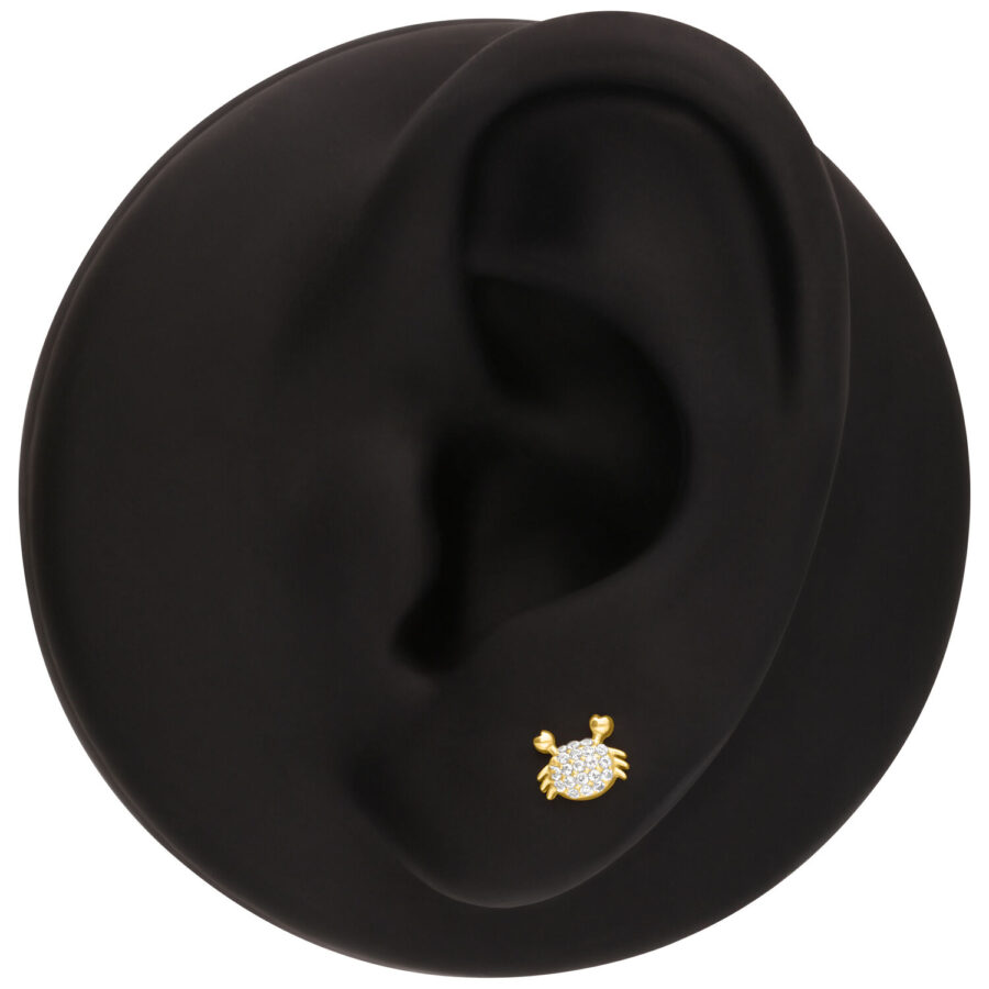 Accesorio de cangrejo dorado con piedras brillantes en un modelo de oreja negra