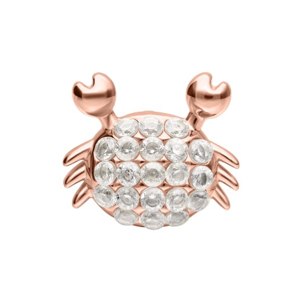 Accesorio en forma de cangrejo en oro rosa con cristales claros sobre fondo blanco