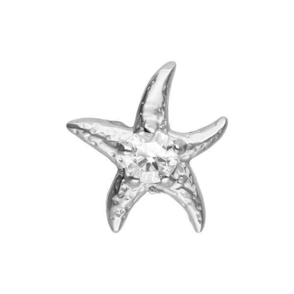 Accesorio de estrella de mar plateada con piedra brillante en el centro, sobre fondo blanco