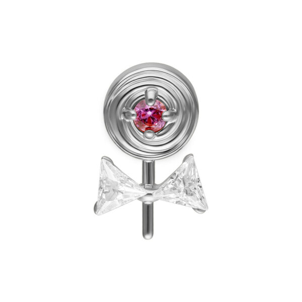 Accesorio de piercing plateado con piedra rosa y lazo de circonita sobre fondo blanco