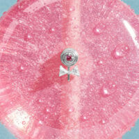 Accesorio de Piercing Lollipop Plateado Accesorio Lollipop plateado con piedra rosa sobre fondo rosa brillante