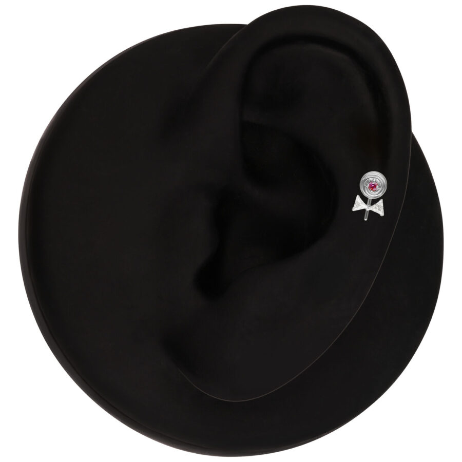 Accesorio de Piercing Lollipop Plateado en una oreja modelo negra