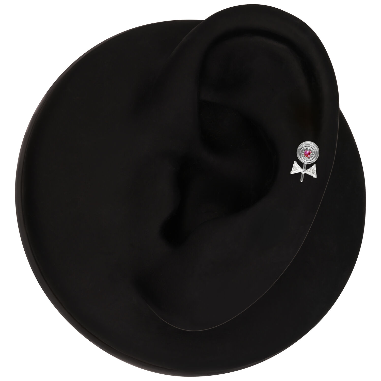 Accesorio de Piercing Lollipop Plateado Accesorio de Piercing Lollipop Plateado en una oreja modelo negra
