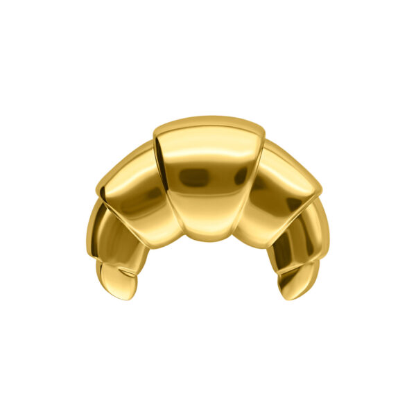 Aro de piercing en forma de croissant dorado de titanio sobre fondo blanco