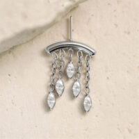 Accesorio de hélice plateado con gotas de cristal Accesorio plateado con cinco gotas de cristal claro en cadenas sobre fondo claro