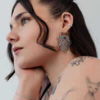 Ajuste Push de Helix Plateado Mujer con accesorios de piercing plateados en la oreja, de perfil