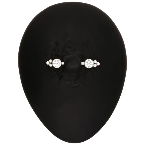 Barbell de oro blanco con piedras claras sobre fondo negro