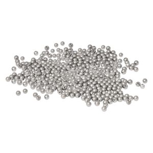 Juego de 1000 bolas roscadas de titanio plateadas sobre fondo blanco