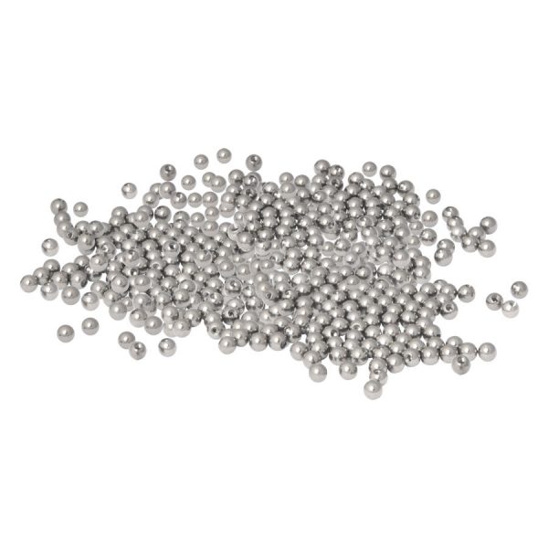 Juego de 1000 bolas roscadas de titanio plateadas sobre fondo blanco