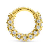 Anillo de oro de 18K con cristales para piercings Anillo dorado de 18K con bisagra y cristales claros sobre fondo blanco