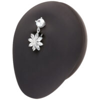 Piercing de ombligo con flor plateada Bananabell plateado con colgante de flor en exhibidor negro