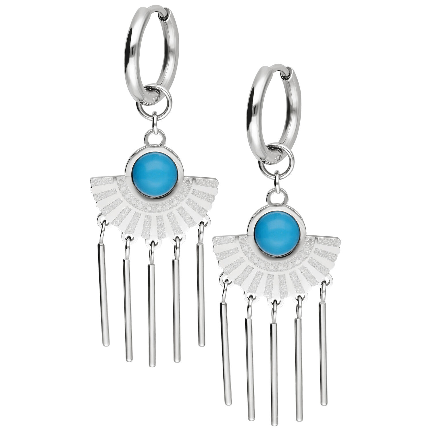 Aros de plata con turquesa y colgantes Pendientes de plata con piedra turquesa y largos colgantes sobre fondo blanco