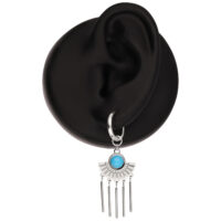 Aros de plata con turquesa y colgantes Aro de plata con piedra turquesa y barras colgantes en un modelo de oreja negra