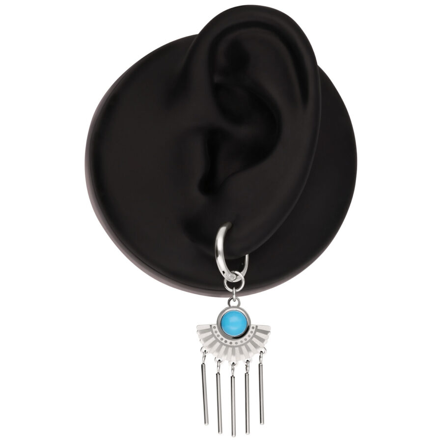 Aro de plata con piedra turquesa y barras colgantes en un modelo de oreja negra
