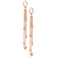Pendientes largos de acero inoxidable en oro rosa con varias cadenas y colgantes de flores sobre fondo blanco