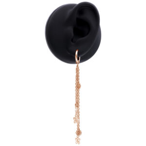 Pendiente de oro rosa con largos colgantes de cadena en un modelo de oreja negra