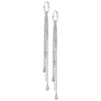 Pendientes de gota plateados con cadenas Pendientes largos plateados con colgantes de gota y cadenas sobre fondo blanco
