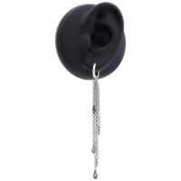 Aros de lágrima de cristal plateados Aro plateado con colgante de cadena en un modelo de oreja negra sobre fondo blanco