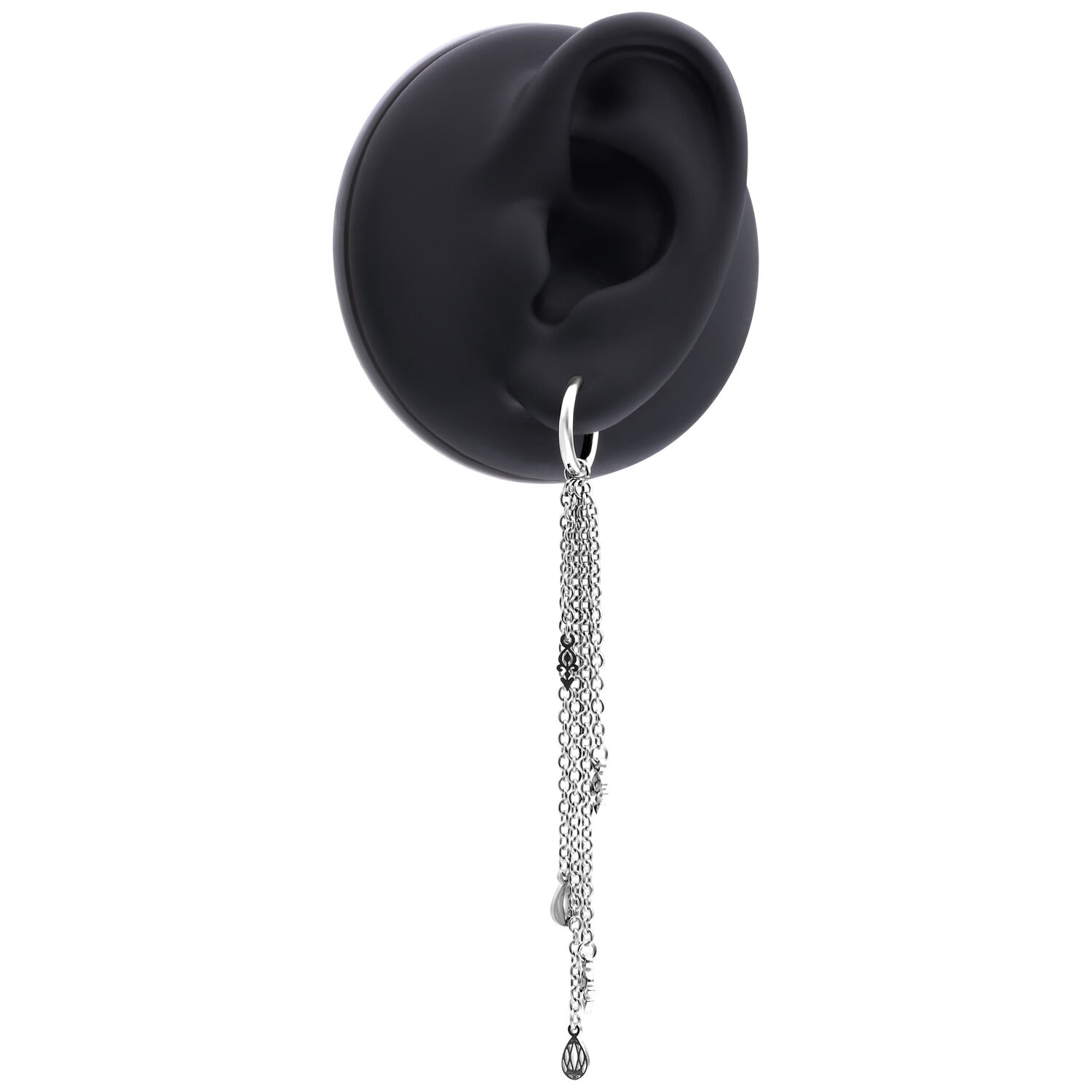 Aros de lágrima de cristal plateados Aro plateado con colgante de cadena en un modelo de oreja negra sobre fondo blanco