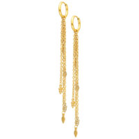 Pendientes dorados con largos colgantes de cadena Pendientes dorados con largos y finos colgantes de cadena, sobre fondo blanco