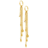 Pendientes largos dorados con colgantes de cadena y motivos florales sobre fondo blanco
