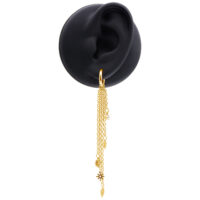 Pendientes dorados con largos colgantes de cadena en un modelo de oreja negro, cadenas colgando elegantemente.