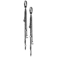 Pendientes de acero inoxidable negro con cadenas Pendientes largos de acero inoxidable negro con cadenas y pequeños colgantes sobre fondo blanco