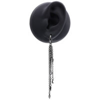 Pendientes de acero inoxidable negros con cadenas Pendientes negros con cadenas largas y delgadas en un modelo de oreja negra sobre fondo blanco
