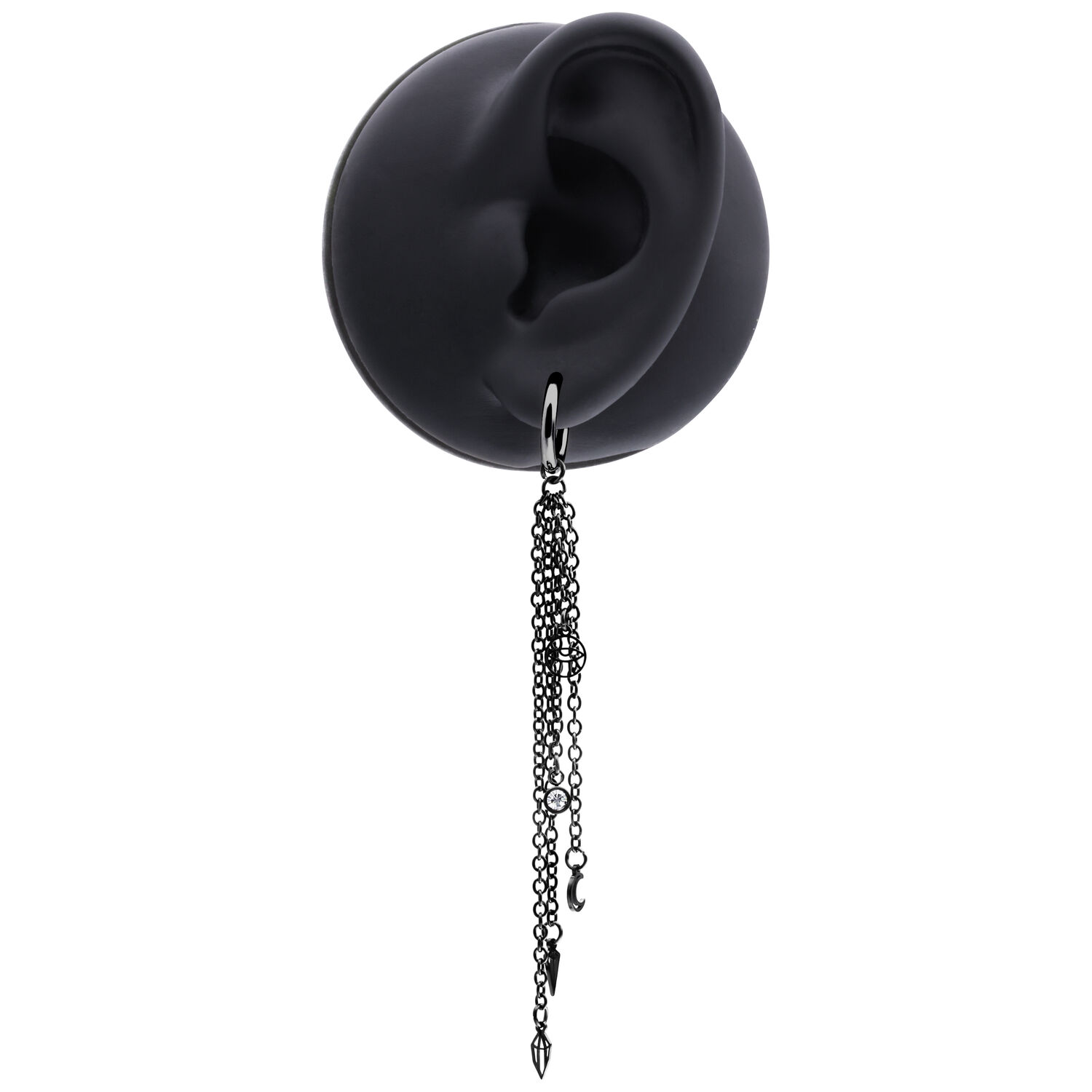 Pendientes de acero inoxidable negros con cadenas Pendientes negros con cadenas largas y delgadas en un modelo de oreja negra sobre fondo blanco