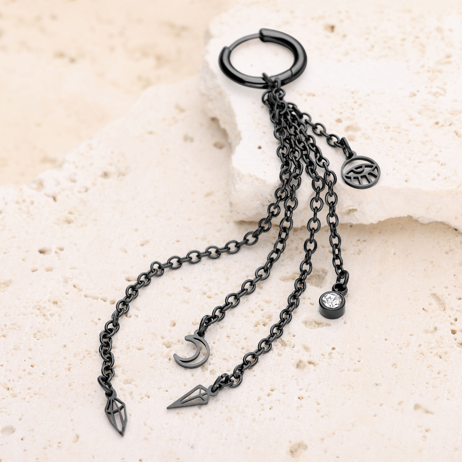 Pendientes de acero inoxidable negros con colgantes Pendientes negros con cadenas y colgantes, sobre superficie de piedra clara