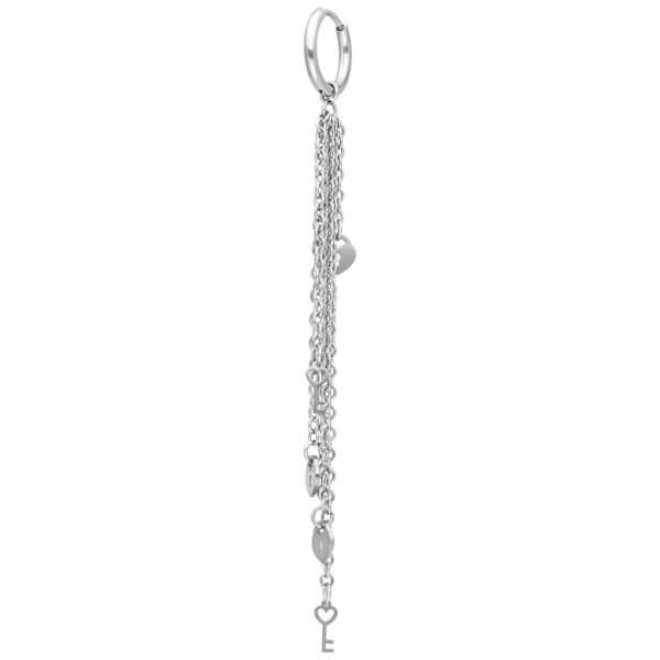 Pendientes plateados de acero inoxidable con largas cadenas colgantes y motivo de corazón sobre fondo blanco