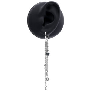 Pendientes plateados con largas cadenas fijadas a un modelo de oreja negra