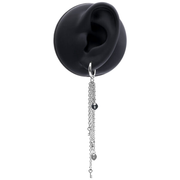 Pendientes plateados con largas cadenas fijadas a un modelo de oreja negra