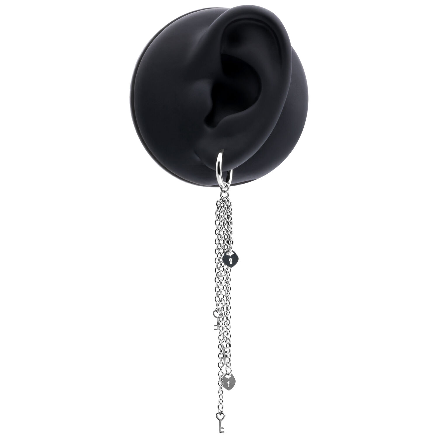 Pendientes de acero inoxidable plateados con cadenas Pendientes plateados con largas cadenas fijadas a un modelo de oreja negra